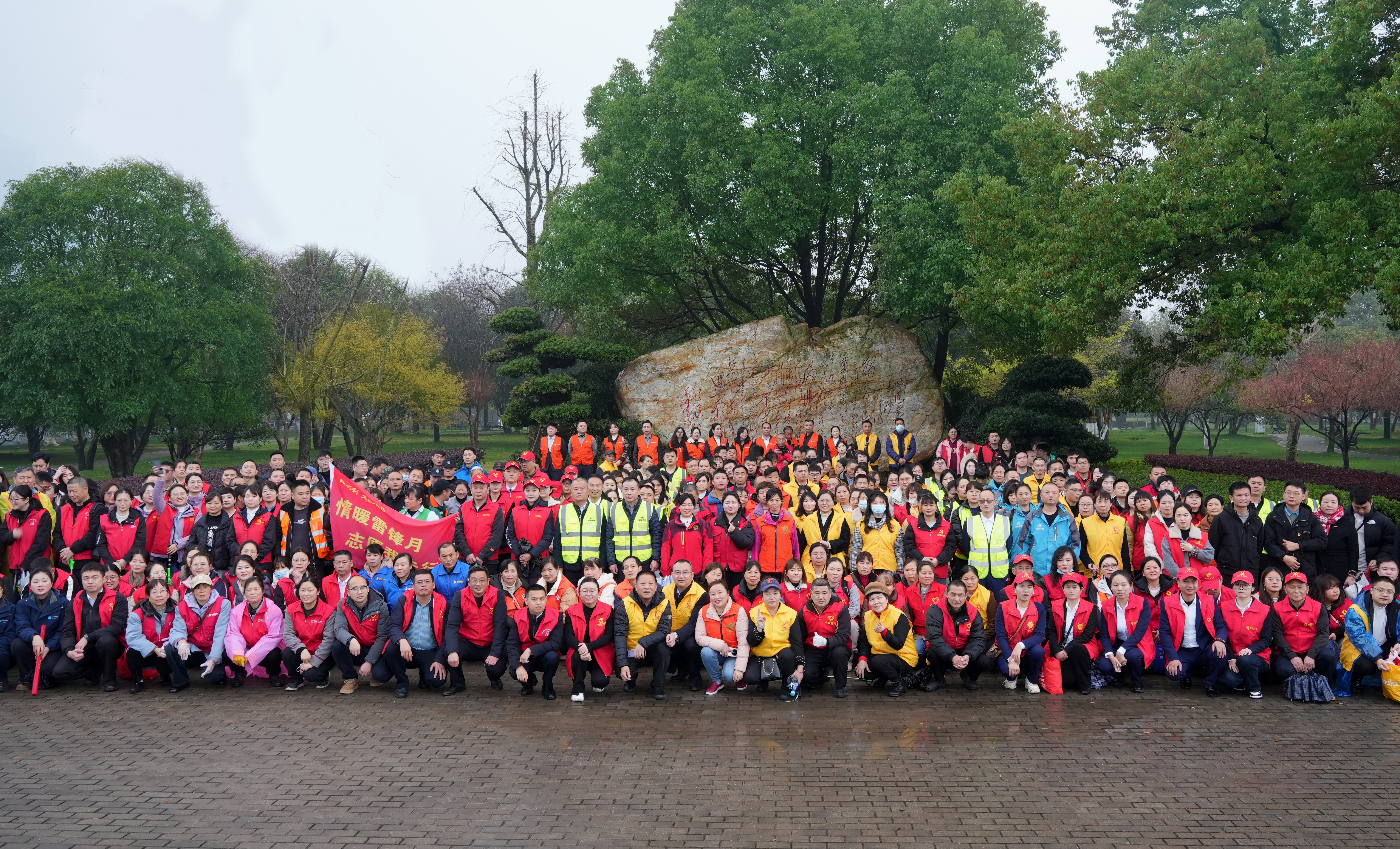 弘揚(yáng)雷鋒精神！十余名員工齊聚橘子洲頭助力公益
